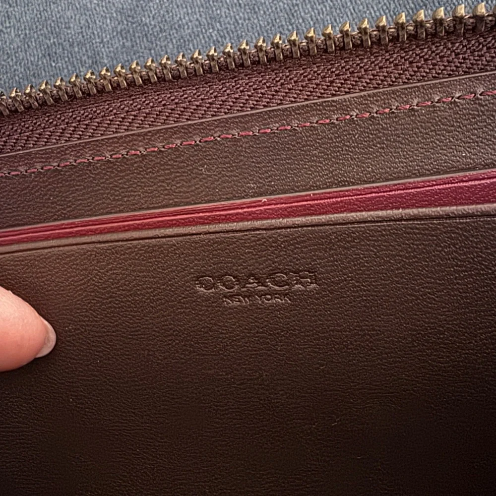 COACH New York Slim Wallet in Burgundy Color‎